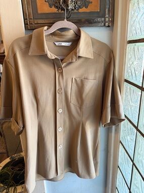 Zara Women’s Short-Sleeve Button-Down Shirt in Camel/Tan